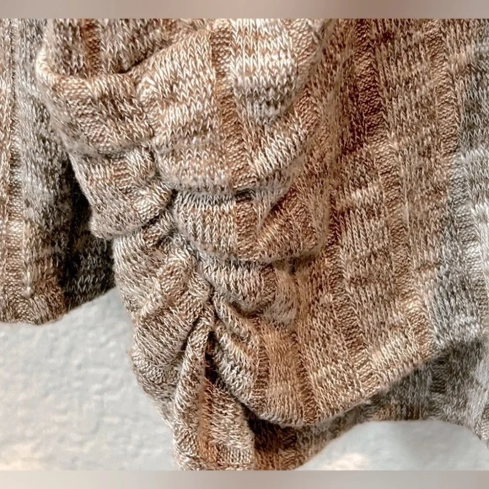 B11.04 AGB WOMAN Ribbed lightweight, open crisscross cuffs ruching hips Sweater - Picture 2 of 5